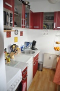 1 Zimmer zur Nachmiete mit neuwertigen Küchenschränken 57985