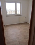 Sonnige preiswerte 3-R-Wohnung im 4.OG  san.Plattenbau ca. 60m²; gefl. Bad mit Dusche mit Balkon ! 670221