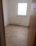 Sonnige preiswerte 3-R-Wohnung im 4.OG  san.Plattenbau ca. 60m²; gefl. Bad mit Dusche mit Balkon ! 670225