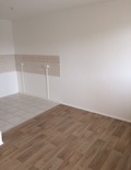 Sonnige preiswerte 3-R-Wohnung im 4.OG  san.Plattenbau ca. 60m²; gefl. Bad mit Dusche mit Balkon ! 670226