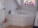 Schöne 2 Zimmer Wohnung in Essen Holsterhausen, Bad mit Eckbadewanne 51551