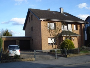 Schöne Wohnung in ruhigem 3 Familienhaus 35058