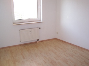 Sonnige freundliche 2-R-Whg.  in Magdeburg- Diesdorf  im 1.OG, ca. 77  m²; mit  Balkon sowie EBK . 223231