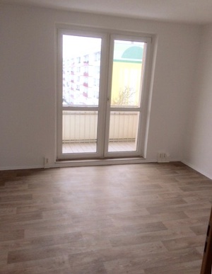 Sonnige preiswerte 3-R-Wohnung im 4.OG  san.Plattenbau ca. 60m²; gefl. Bad mit Dusche mit Balkon ! 670220