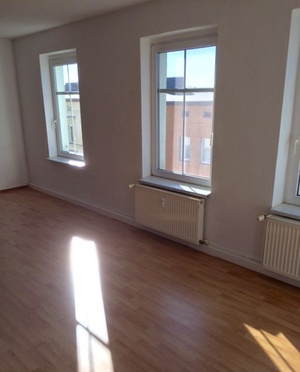 Sonnige preiswerte schöne 4-R-Wohnung im 3.OG mit großen Südbalkon Balkon zu vermieten ! 676494