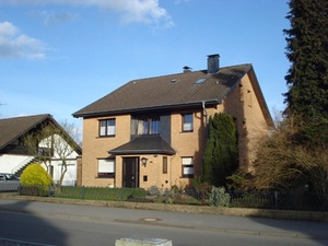 Schöne Wohnung in ruhigem 3 Familienhaus 35030