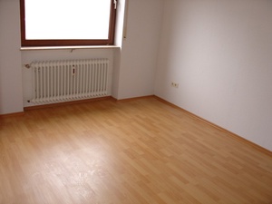 Neuwertige, ruhige Wohnung mit neuem Bad, Balkon, Stellplatz, am Ortsrand von Ilbenstadt. S-Bahnnähe 73576