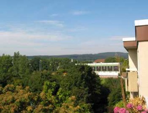 GUTE AUSSICHTEN ! Großzügige 3 - ZKB mit Gäste-WC, Balkon und EBK!! 82112