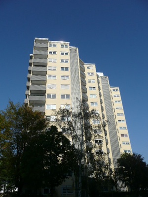 Großzügige und helle 3 ZKB, teilsaniert in 2002 mit moderner EBK, 2 Balkone + Stellplatz 76177