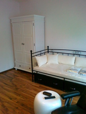 Wohnen in möbliertem, exklusiv eingerichtetes Zimmer, mit eigenem Balkon - ideal für Pendler u. Young Professionals - 2er WG 112145