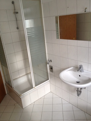 Preiswerte helle 2-R.-Wohnung im 3.OG, ca. 66m²  in Magdeburg -Sudenburg, Bad + Fenster + Dusche 660939