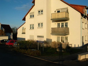 gemütliche Etagenwohnung mit Balkon im Grünen 83160