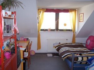 Sehr schöne, zentrumsnahe, helle Dachgeschoss-Wohnung, 2 Zimmer, EBK, Fahrstuhl 43631