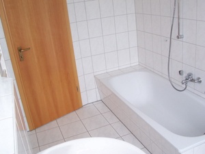 Wohnen im grünen ,helle sonnige 2-R- DG-Wohnung . ca.51 m²; san.Altbau Bad mit Wanne 192839