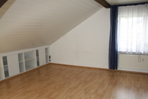 Helle 2-Zimmer-Dachgeschosswohnung in 2-Familien Haus, ca. 100 qm, in Schöneck-Kilianstädten 46395