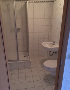 Sonnige preiswerte 3-R-Wohnung im 4.OG  san.Plattenbau ca. 60m²; gefl. Bad mit Dusche mit Balkon ! 670223